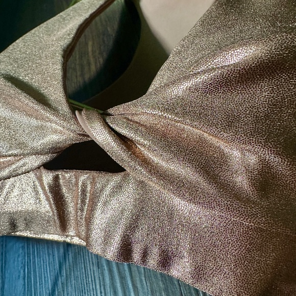 ROSE GOLD METALLIC TWIST SPORTS BRA - Picture 2 of 7